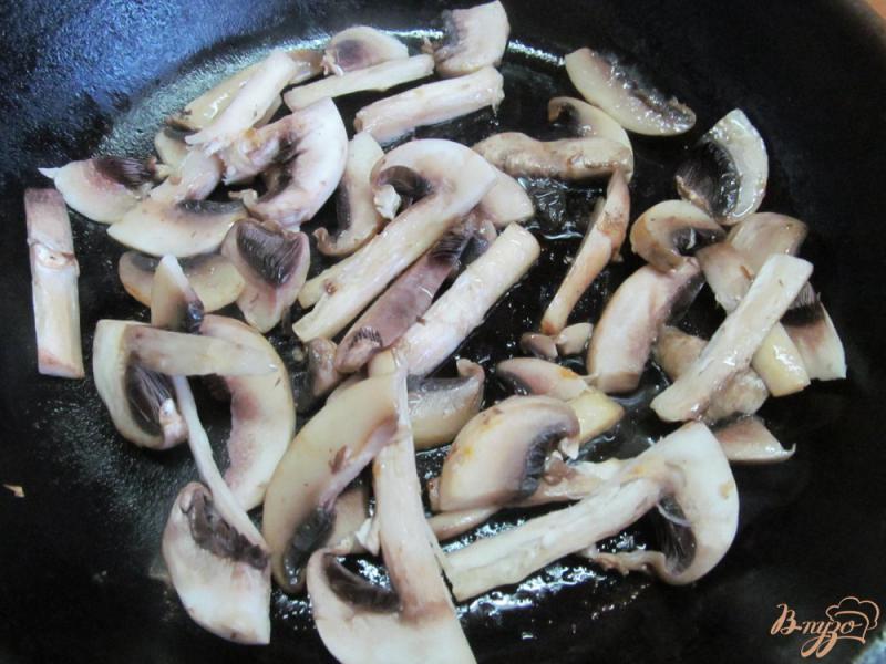 Фото приготовление рецепта: Полента с овощами и грибами под соусом шаг №5