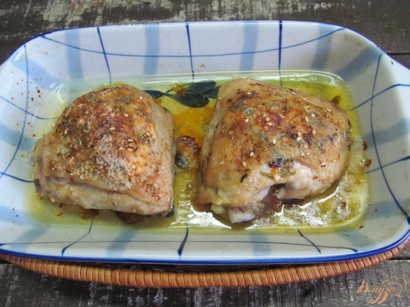 Фото приготовление рецепта: Фаршированные куриные бедра шаг №6