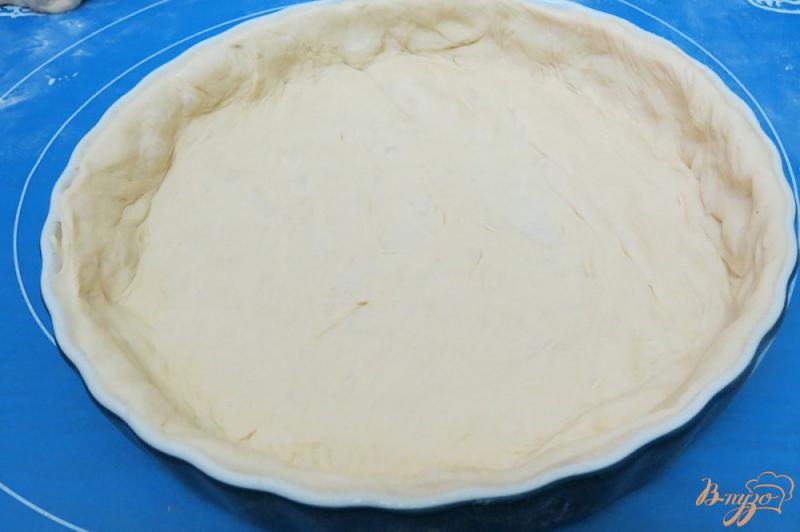Фото приготовление рецепта: Пирог дрожжевой с капустой и лесными грибами шаг №9