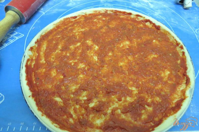 Фото приготовление рецепта: Тонкая пицца с салями и грибами. шаг №3
