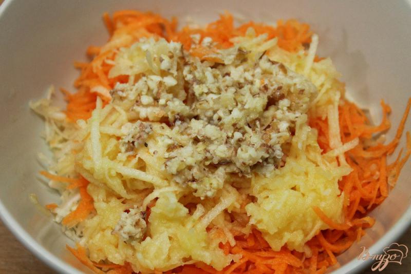Фото приготовление рецепта: Салат с морковкой, сельдереем, яблоком и арахисом шаг №4