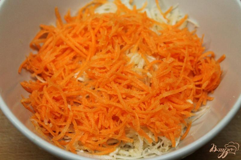 Фото приготовление рецепта: Салат с морковкой, сельдереем, яблоком и арахисом шаг №2