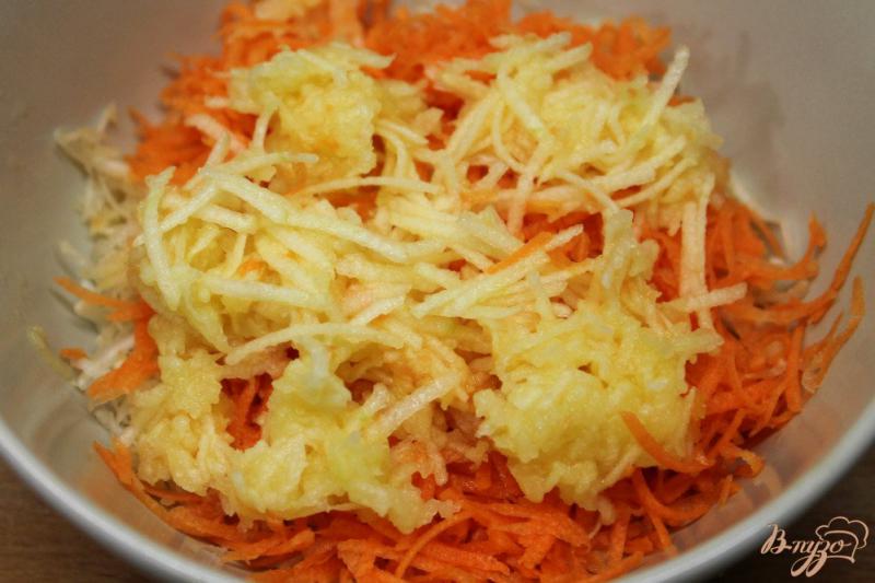 Фото приготовление рецепта: Салат с морковкой, сельдереем, яблоком и арахисом шаг №3
