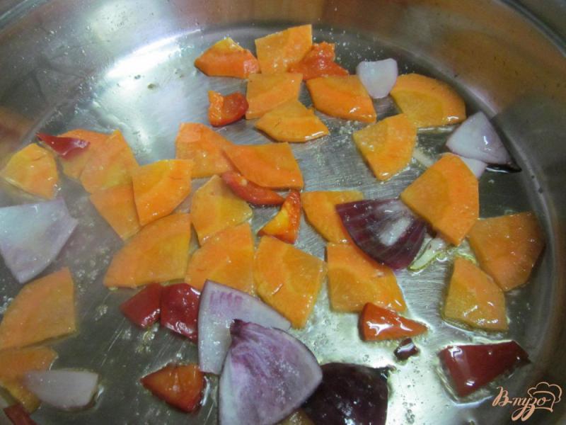 Фото приготовление рецепта: Свинина в тесте тушенная с овощами шаг №7