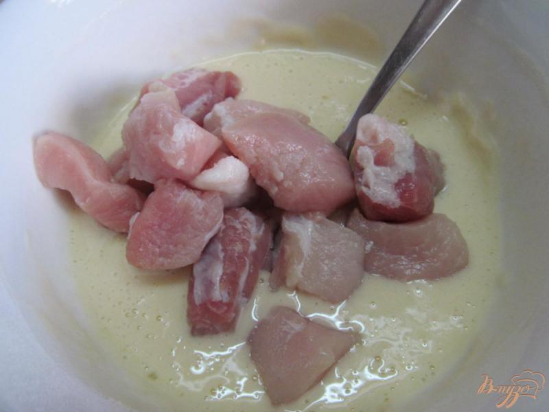 Фото приготовление рецепта: Свинина в тесте тушенная с овощами шаг №3