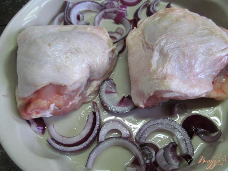 Фото приготовление рецепта: Куриные бедра с гранатовой сальсой шаг №1