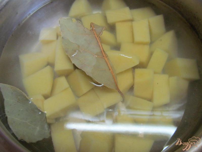 Фото приготовление рецепта: Теплый картофельный салат с горошком и каперсами шаг №1