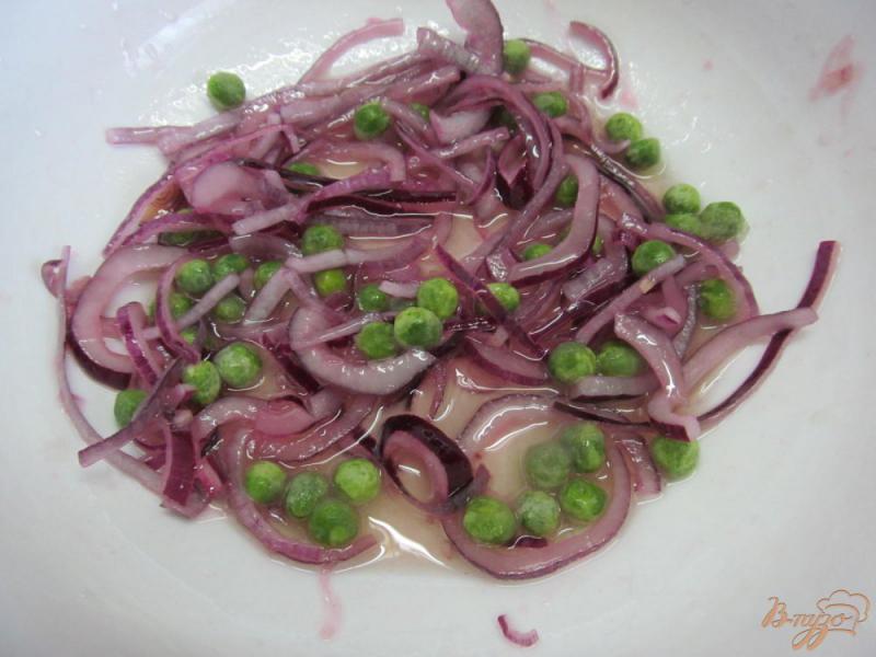 Фото приготовление рецепта: Теплый картофельный салат с горошком и каперсами шаг №2