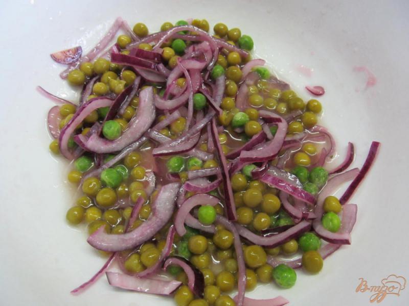 Фото приготовление рецепта: Теплый картофельный салат с горошком и каперсами шаг №3