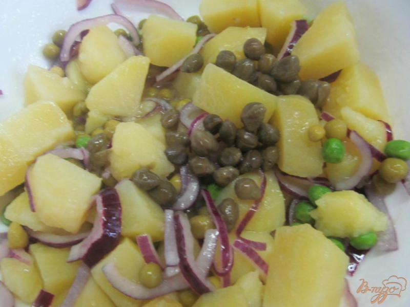 Фото приготовление рецепта: Теплый картофельный салат с горошком и каперсами шаг №4