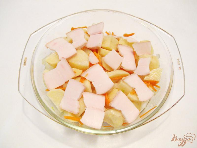 Фото приготовление рецепта: Картофель запечёный с луком и салом шаг №6
