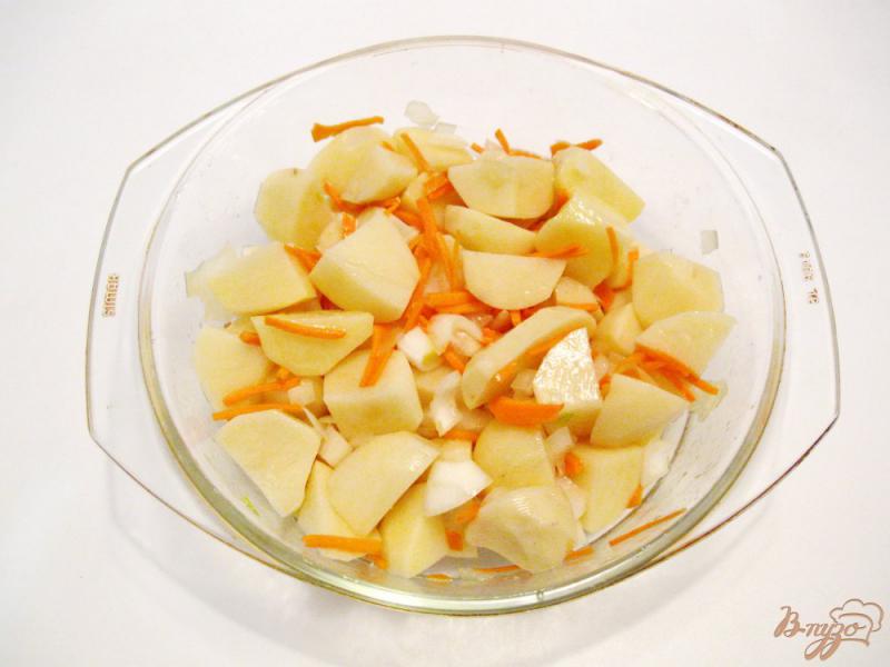 Фото приготовление рецепта: Картофель запечёный с луком и салом шаг №5