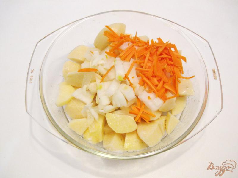 Фото приготовление рецепта: Картофель запечёный с луком и салом шаг №4