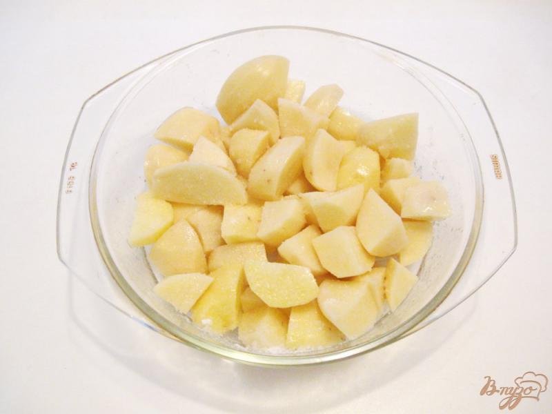 Фото приготовление рецепта: Картофель запечёный с луком и салом шаг №2