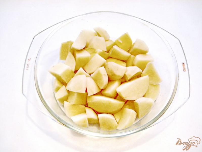 Фото приготовление рецепта: Картофель запечёный с луком и салом шаг №1