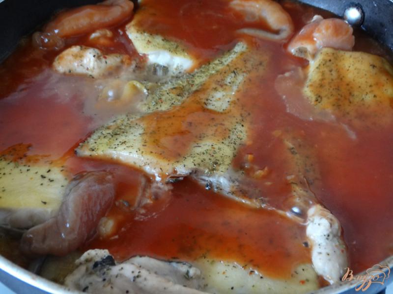 Фото приготовление рецепта: Камбала в томатном соусе шаг №4