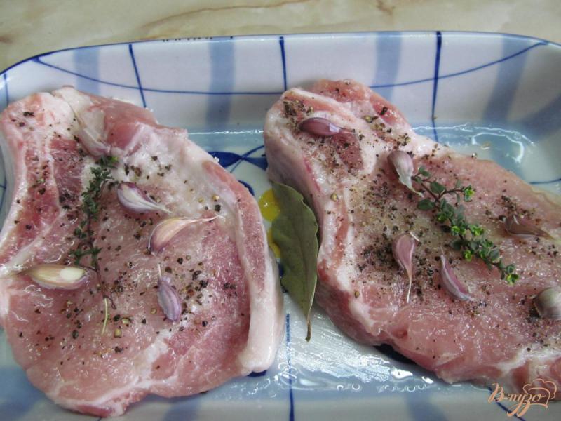 Фото приготовление рецепта: Запеченные свиные отбивные с соусом шаг №1