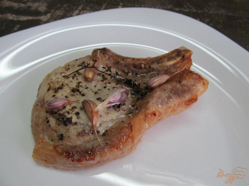 Фото приготовление рецепта: Запеченные свиные отбивные с соусом шаг №4