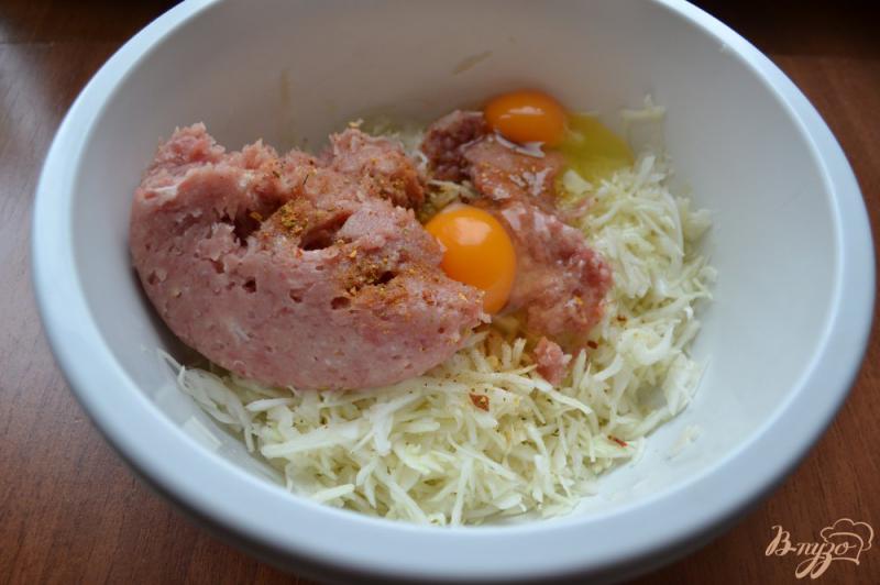 Фото приготовление рецепта: Котлеты из капусты и свинины в сметанно-томатном соусе в мультиварке шаг №4
