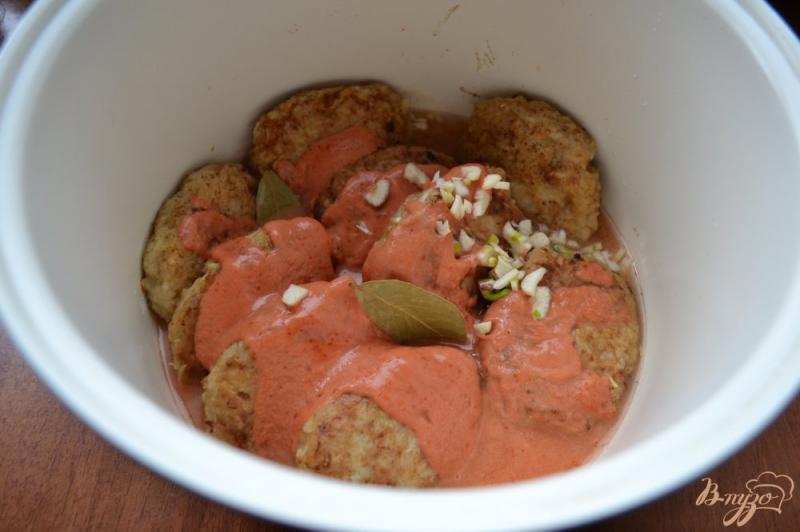 Фото приготовление рецепта: Котлеты из капусты и свинины в сметанно-томатном соусе в мультиварке шаг №8