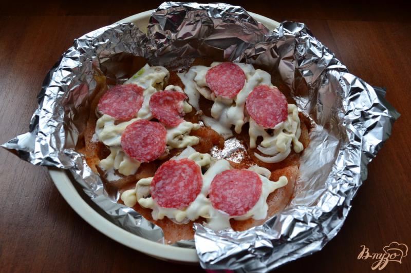 Фото приготовление рецепта: Куриные отбивные с грибами, колбасой и сыром на пару шаг №4