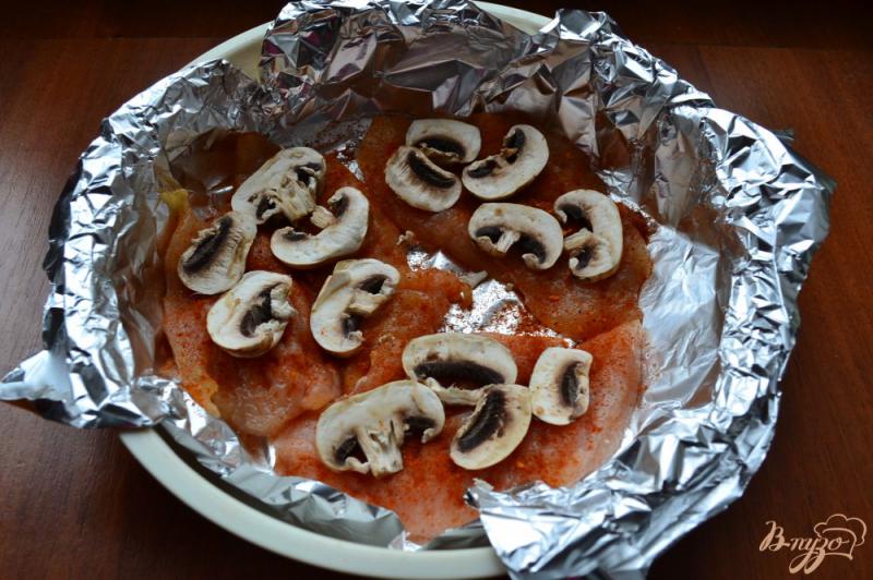 Фото приготовление рецепта: Куриные отбивные с грибами, колбасой и сыром на пару шаг №2