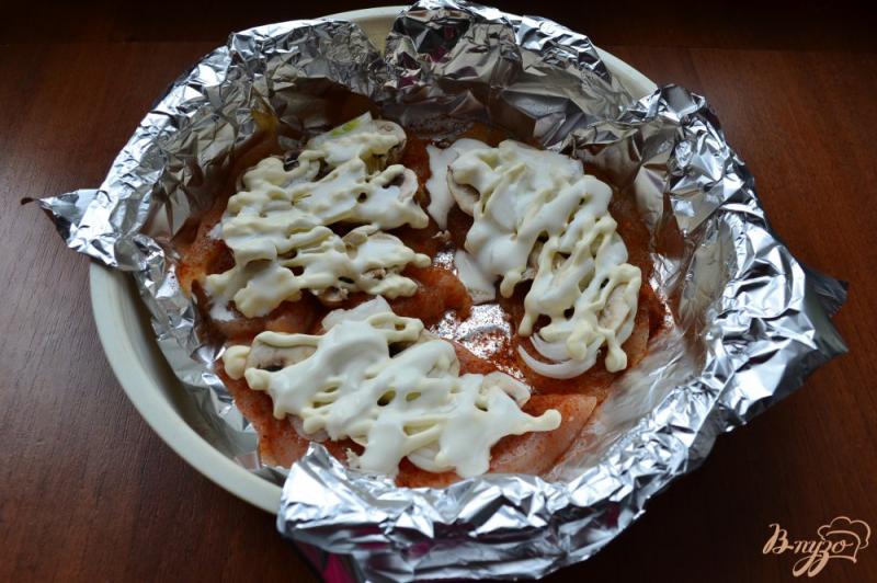 Фото приготовление рецепта: Куриные отбивные с грибами, колбасой и сыром на пару шаг №3