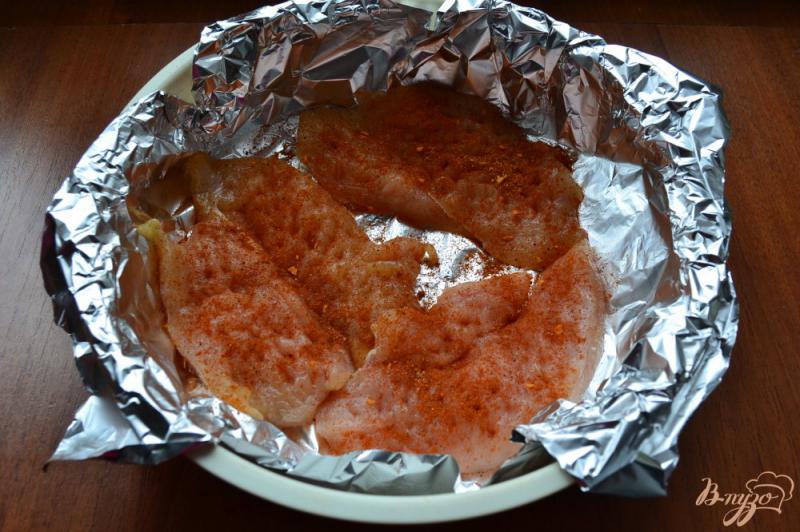 Фото приготовление рецепта: Куриные отбивные с грибами, колбасой и сыром на пару шаг №1