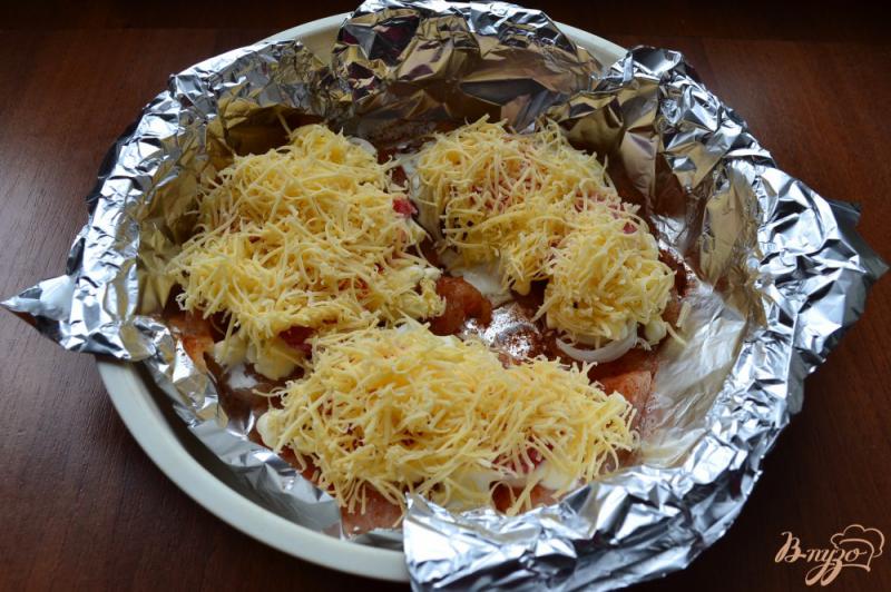 Фото приготовление рецепта: Куриные отбивные с грибами, колбасой и сыром на пару шаг №5