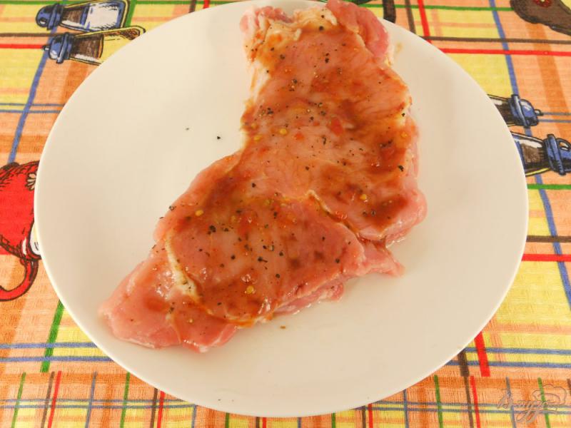 Фото приготовление рецепта: Свиной стейк с сыром в микроволновке шаг №4