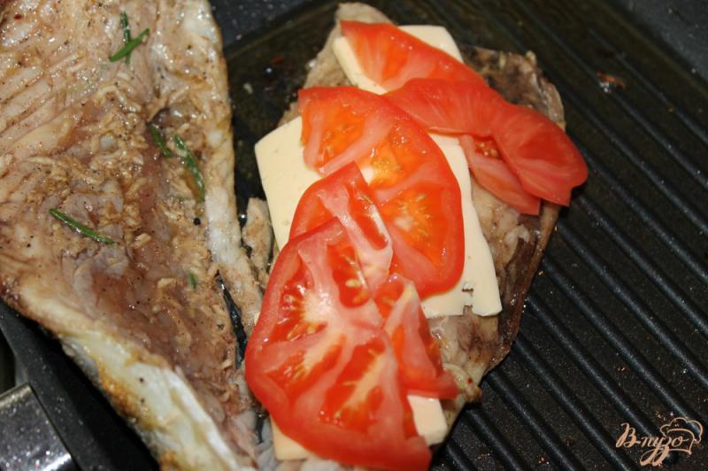 Фото приготовление рецепта: Скумбрия гриль с помидорами и сыром шаг №6