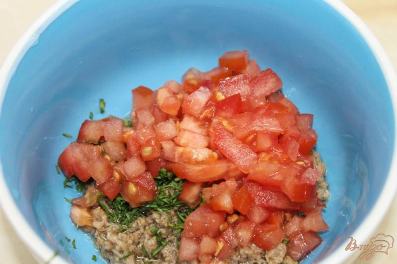 Фото приготовление рецепта: Брускетта с консервированным тунцом и помидорами шаг №4