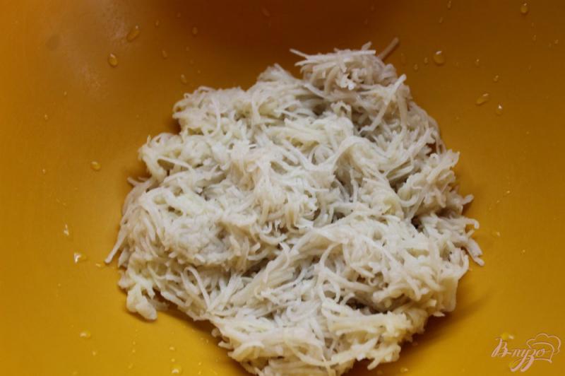 Фото приготовление рецепта: Драники из картофеля со шпинатом и спаржевой фасолью шаг №1