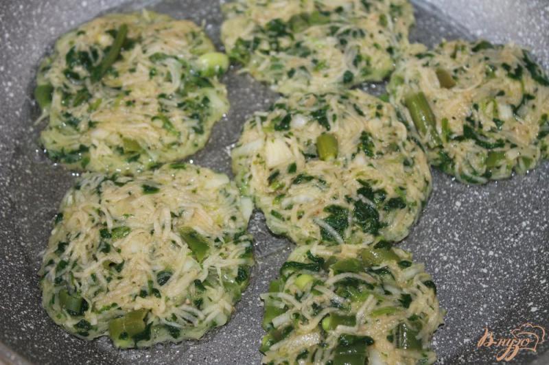 Фото приготовление рецепта: Драники из картофеля со шпинатом и спаржевой фасолью шаг №5