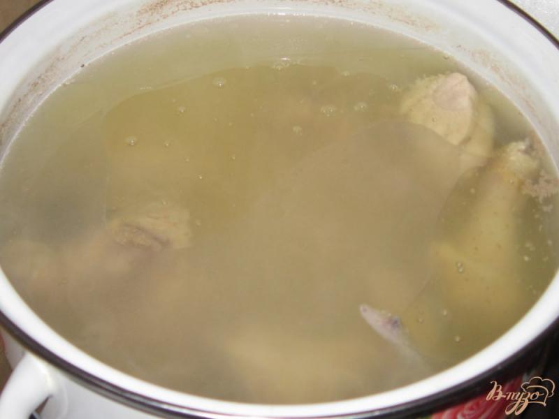 Фото приготовление рецепта: Куриный суп с яйцом и фасолью шаг №2