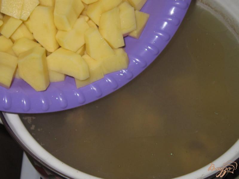 Фото приготовление рецепта: Куриный суп с яйцом и фасолью шаг №3