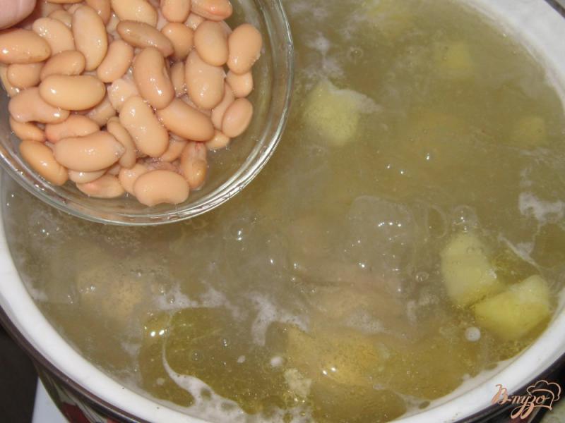 Фото приготовление рецепта: Куриный суп с яйцом и фасолью шаг №4
