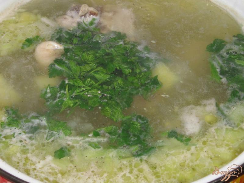 Фото приготовление рецепта: Куриный суп с яйцом и фасолью шаг №7