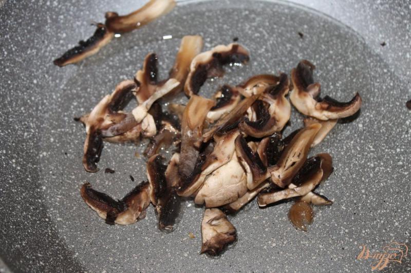 Фото приготовление рецепта: Салат с грибами, рукколой и сыром бри шаг №1