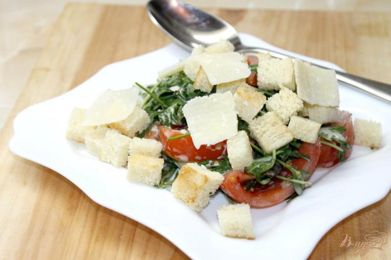 Фото приготовление рецепта: Салат с грибами, рукколой и сыром бри шаг №6