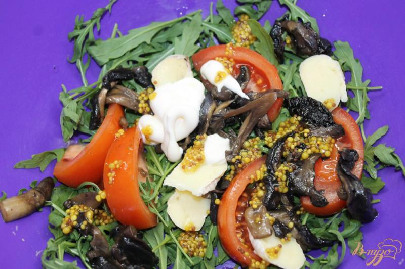 Фото приготовление рецепта: Салат с грибами, рукколой и сыром бри шаг №5