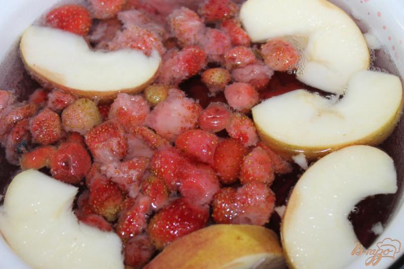 Фото приготовление рецепта: Ягодный компот с яблоками и мятой шаг №3