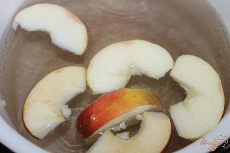 Фото приготовление рецепта: Ягодный компот с яблоками и мятой шаг №2