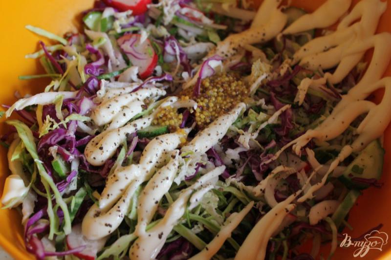 Фото приготовление рецепта: Капустный салат с редисом и огурцами шаг №5