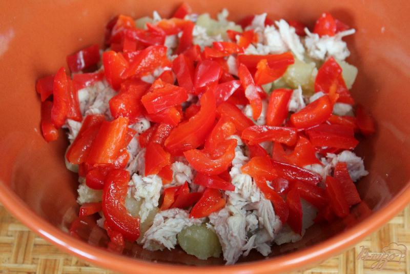 Фото приготовление рецепта: Картофельный салат с курицей, перцем и зеленью шаг №3