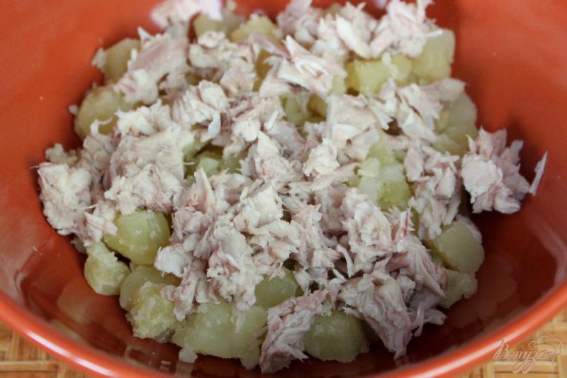 Фото приготовление рецепта: Картофельный салат с курицей, перцем и зеленью шаг №2