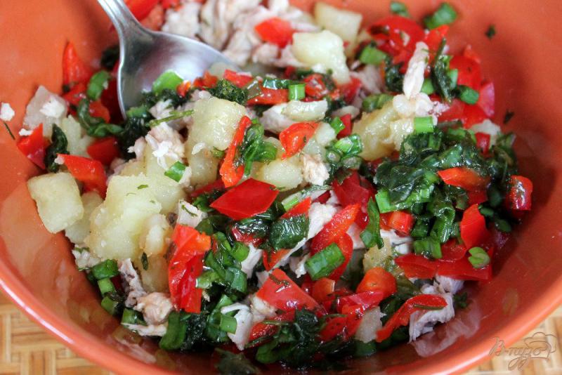 Фото приготовление рецепта: Картофельный салат с курицей, перцем и зеленью шаг №5