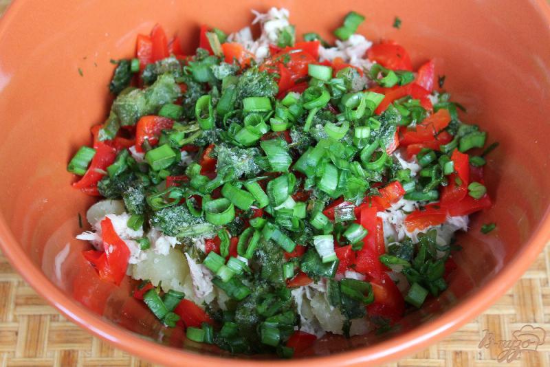 Фото приготовление рецепта: Картофельный салат с курицей, перцем и зеленью шаг №4