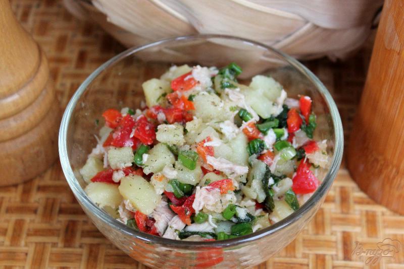 Фото приготовление рецепта: Картофельный салат с курицей, перцем и зеленью шаг №6