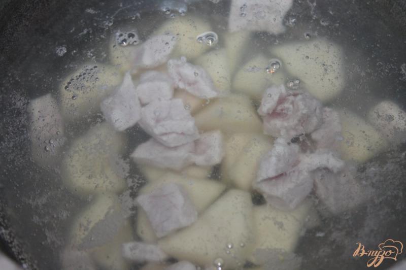 Фото приготовление рецепта: Суп с кукурузой, брокколи и свининой шаг №2